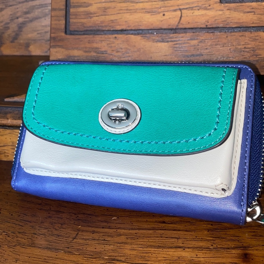 COACH Parker Color Block Leather
Universal Zip wristlet Wallet - Picture 4 of 10